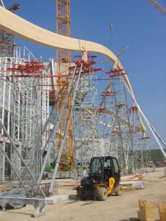 CHARPENTE EXTERIEURE EN COURS DE MONTAGE...