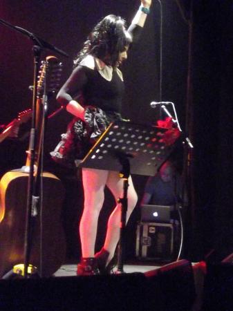 DEBOUT... PUIS A GENOUX