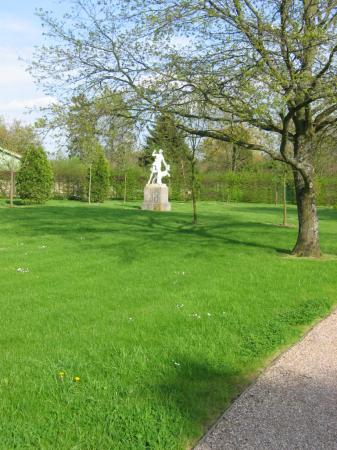 Une statue trônant