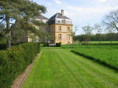 Une pelouse tondue jusqu'aux pieds du château