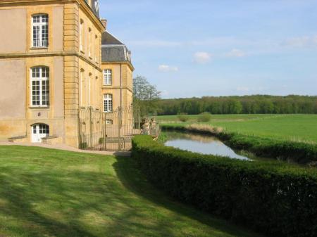 Le château en coin et la Nied à ses pieds